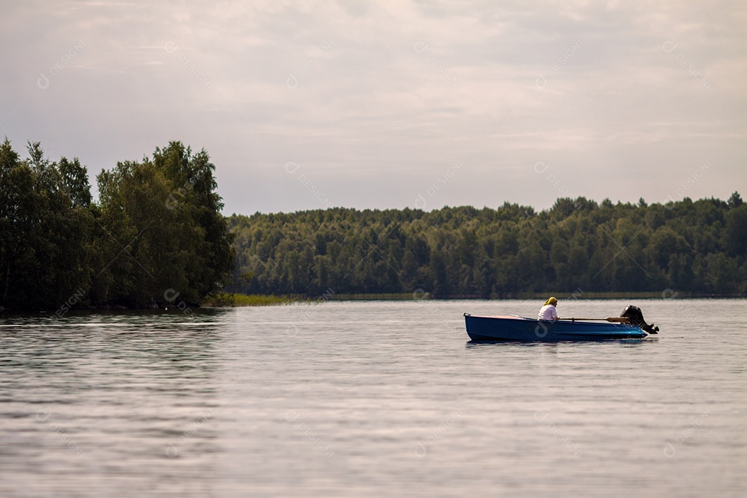 Mulher nadando no barco