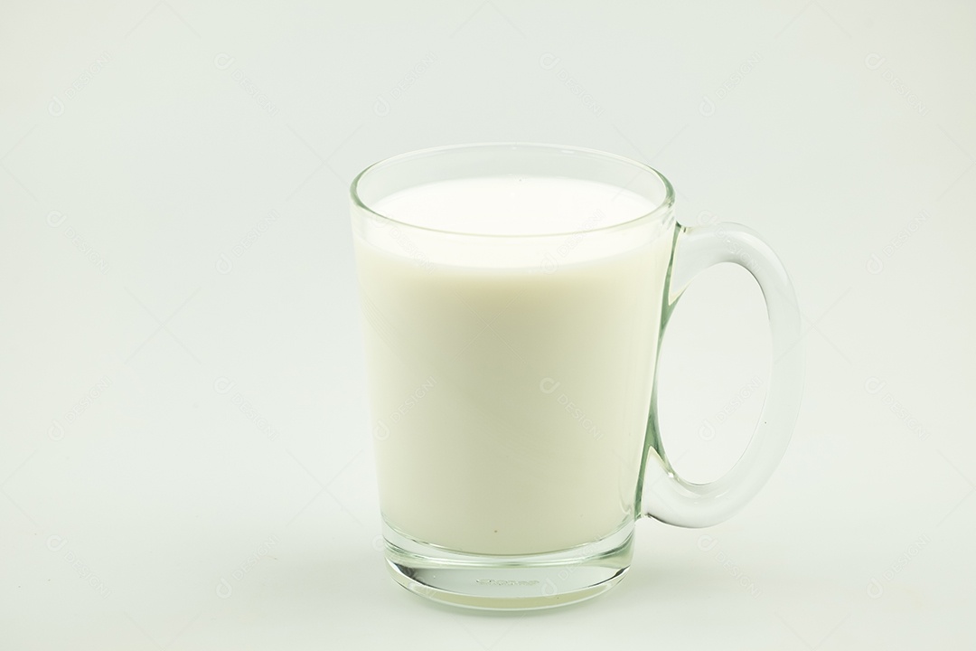 Xícara com leite em fundo branco [download] - Designi
