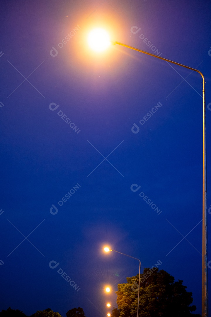 Vista noturna de um poste com luz