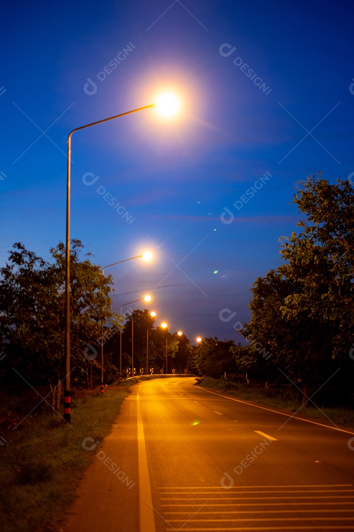 Vista noturna de um poste com luz