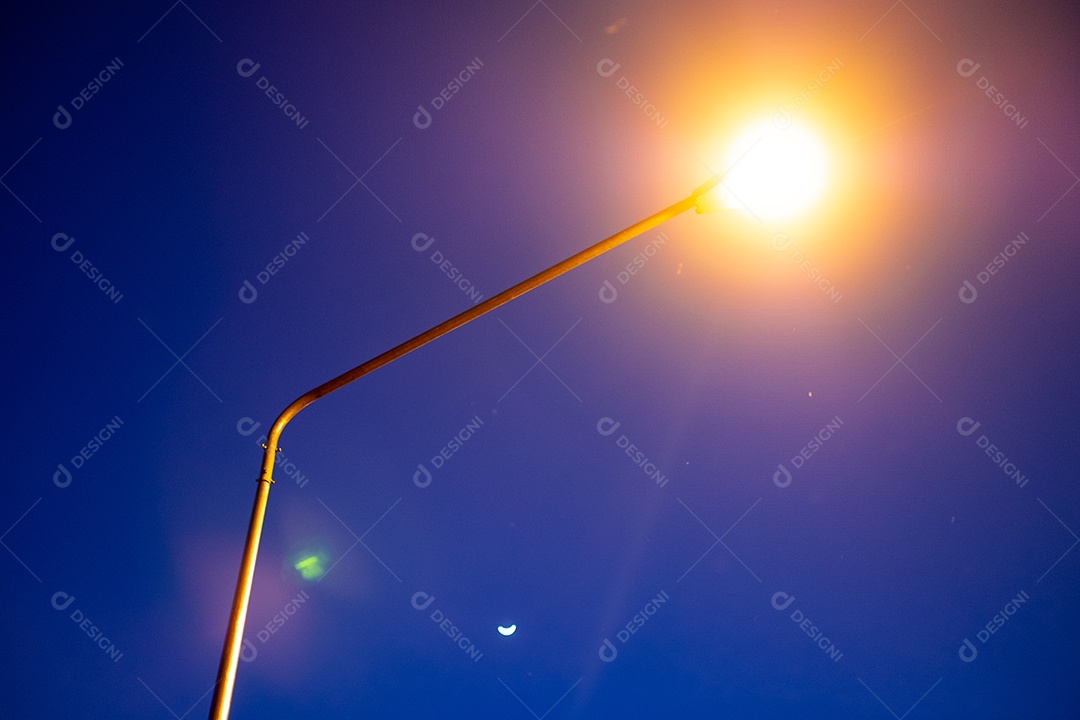 Vista noturna de um poste com luz
