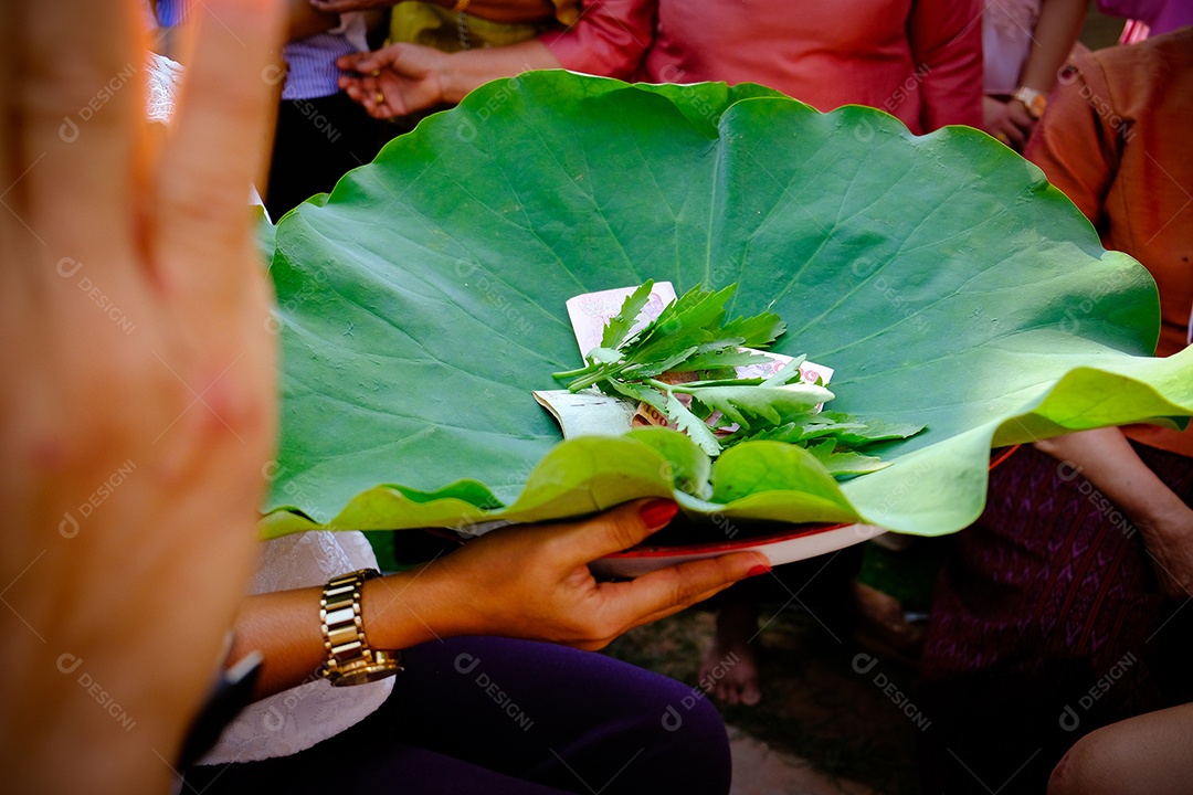 Oferendas sobre folha grande verde