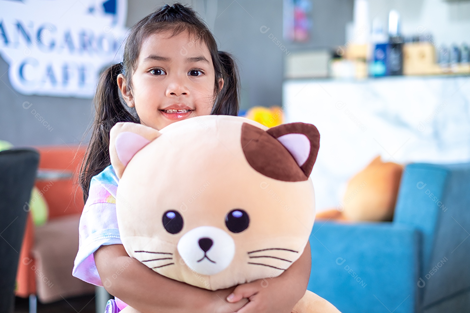 Linda garotinha abraçada com urso de pelúcia