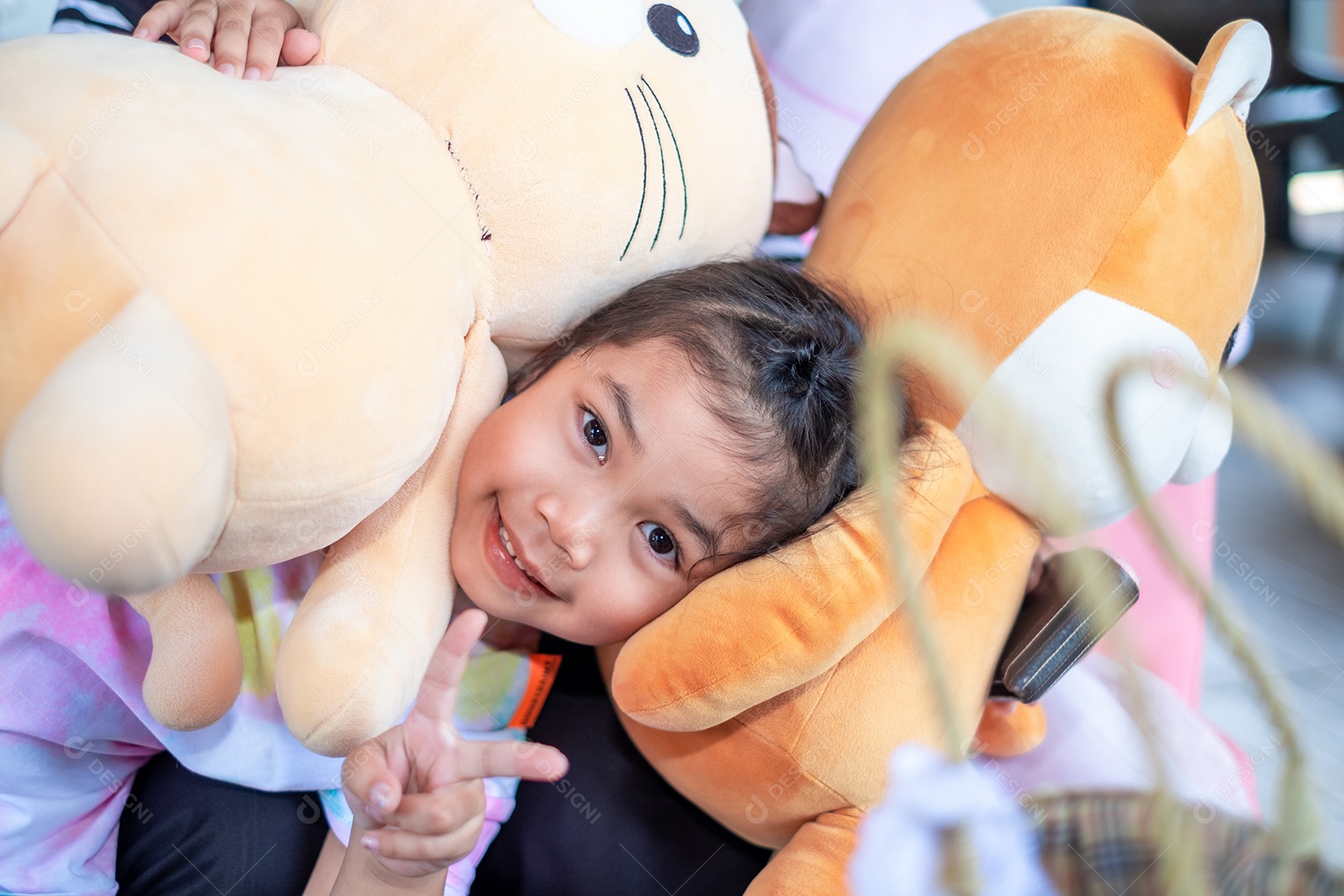 Linda garotinha abraçada com urso de pelúcia