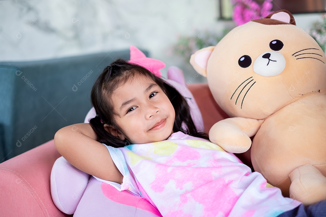 Linda garotinha abraçada com urso de pelúcia