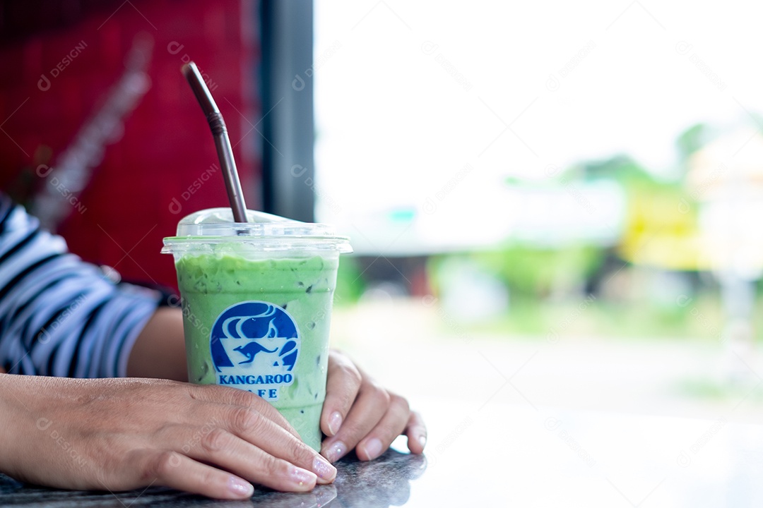 Copo com bebida deliciosa sobre a mesa