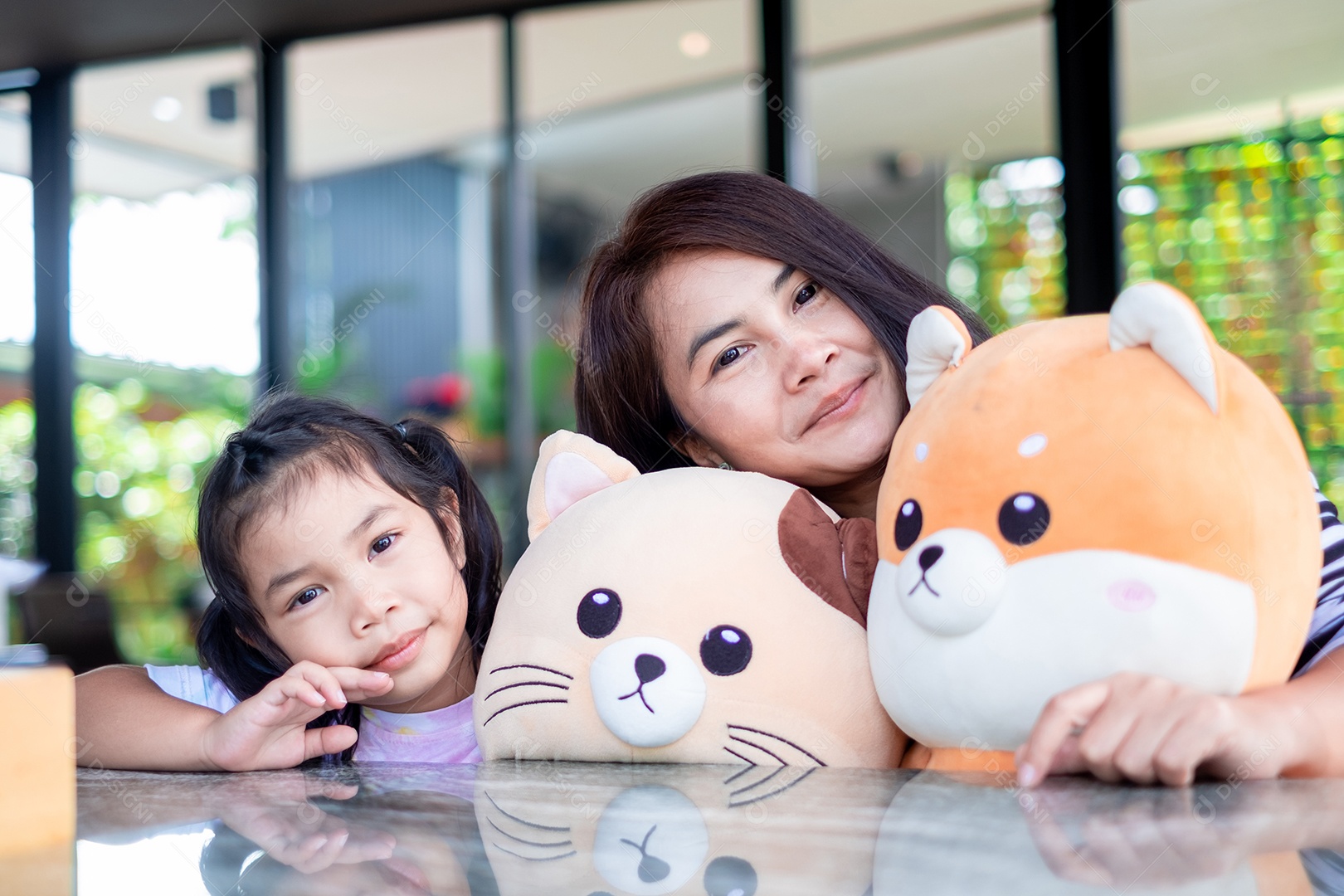 Mãe e filha com ursos de pelúcia