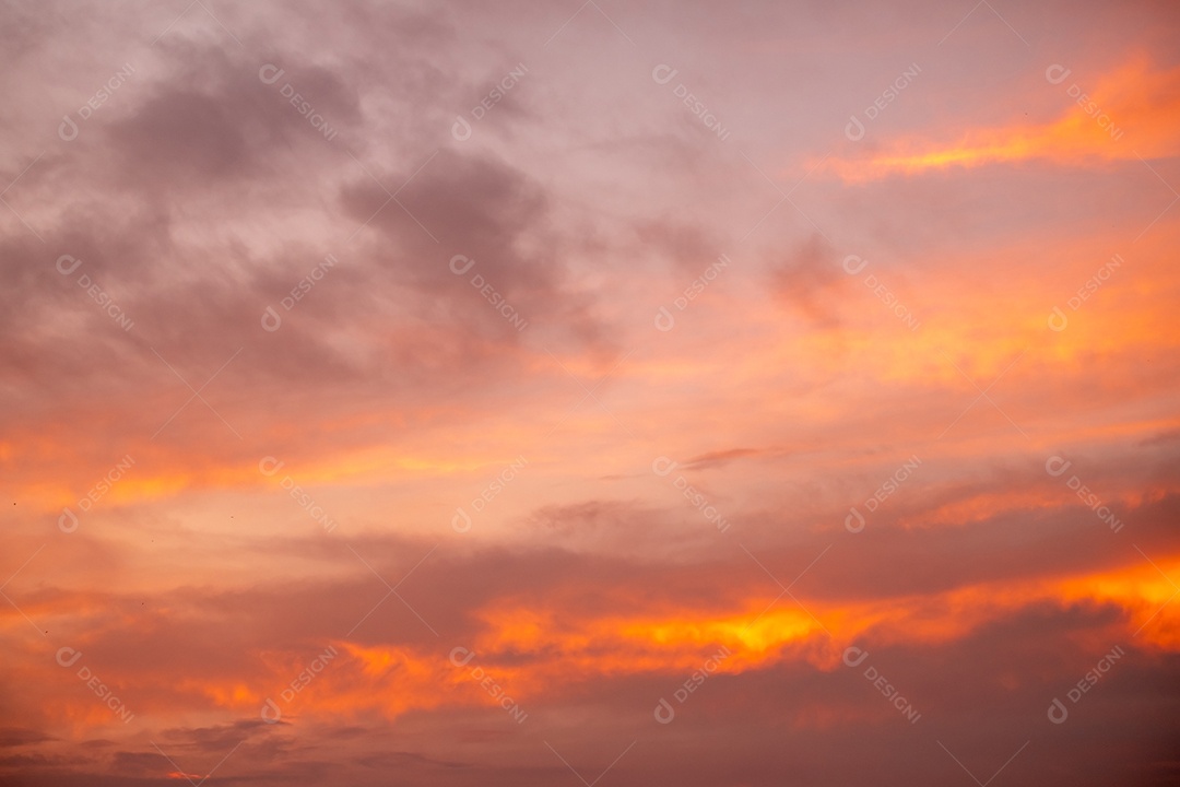 Lindas nuvens laranja gradientes e luz solar no céu azul perfeitas para o fundo