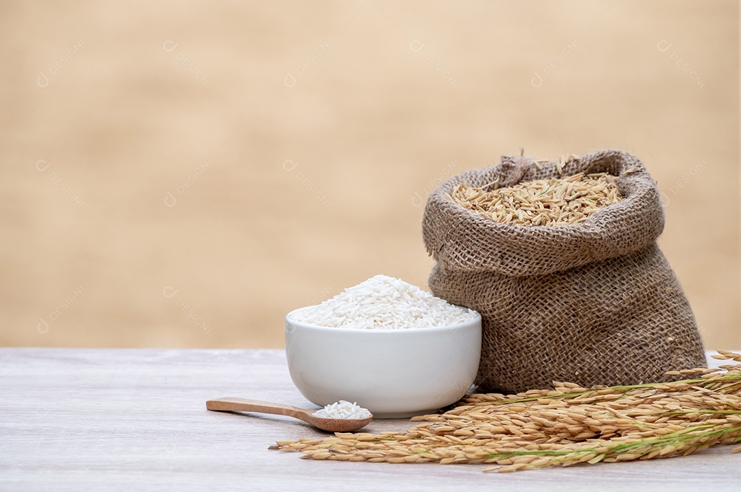 Grãos de arroz branco em tigelas brancas, grãos de arroz branco em colheres de madeira, grãos de arroz cru em sacos de cânhamo