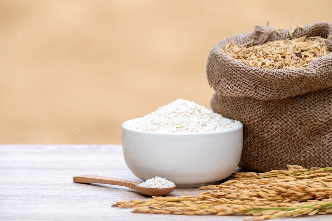 Grãos de arroz branco em tigelas brancas, grãos de arroz branco em colheres de madeira, grãos de arroz cru em sacos de cânhamo