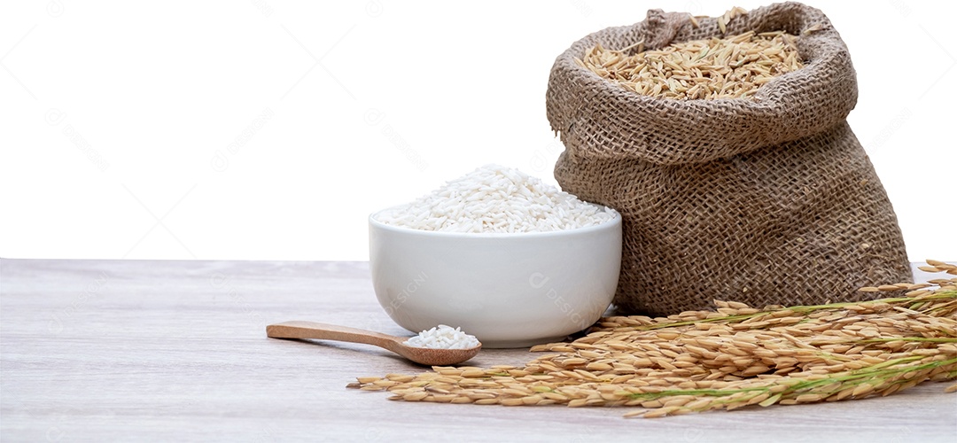 Grãos de arroz branco em tigelas brancas, grãos de arroz branco em colheres de madeira, grãos de arroz cru em sacos de cânhamo