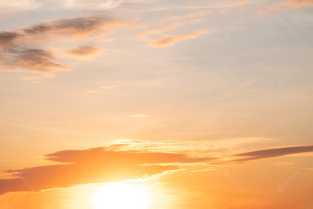 lindas nuvens laranja gradiente e luz solar no céu azul perfeitas para o fundo, observe a noite