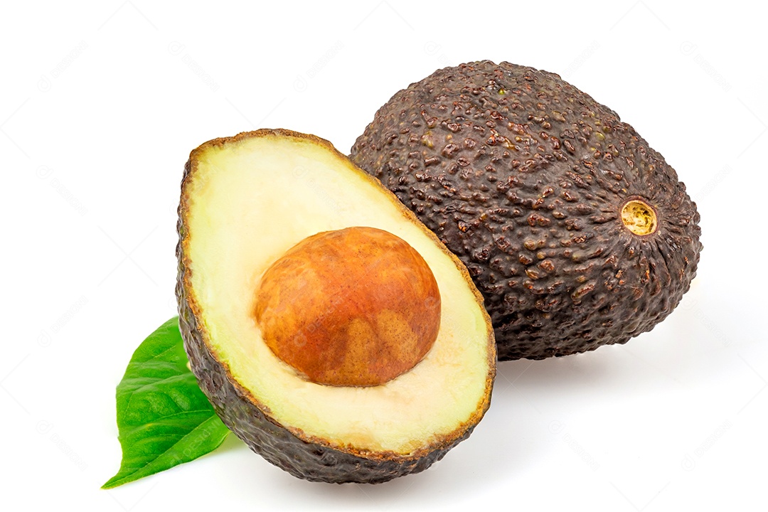 Abacate maduro fresco isolado em fundo branco com traçado de recorte.