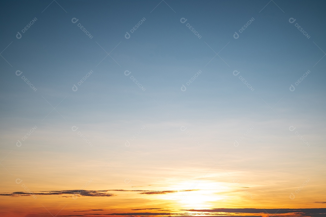 Lindas nuvens laranja gradiente e luz solar no céu azul perfeitas para o fundo