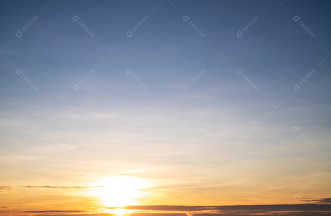 Lindas nuvens laranja gradiente e luz solar no céu azul perfeitas para o fundo