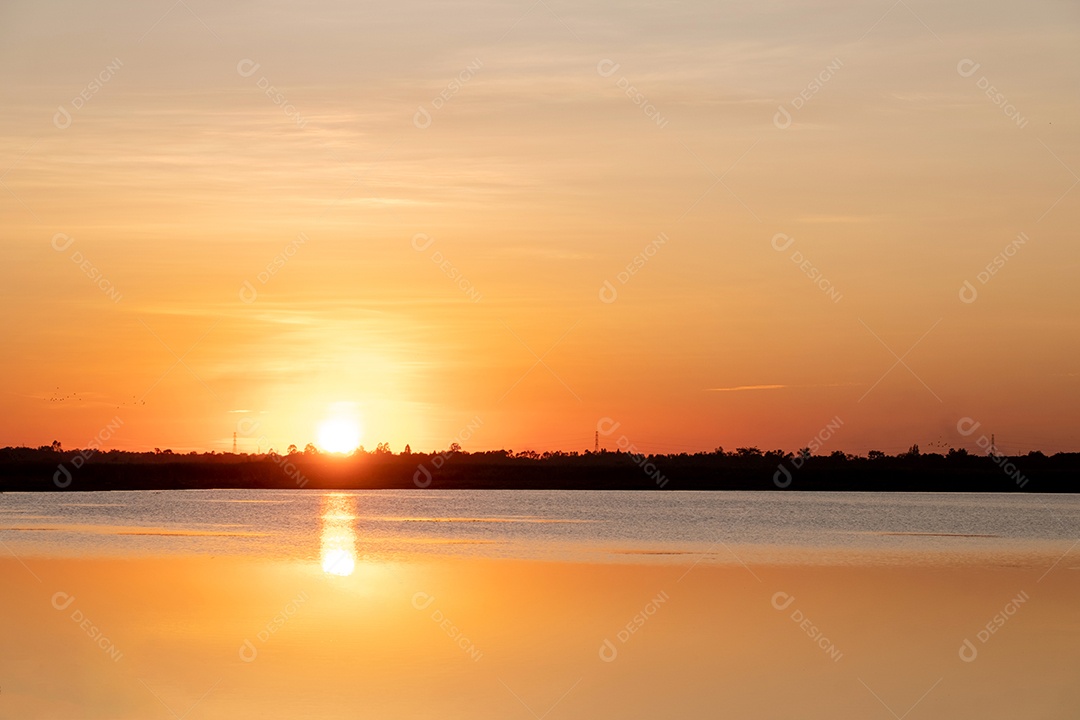 Lindas nuvens laranja gradiente e luz solar no céu azul perfeitas para o fundo, observe a noite
