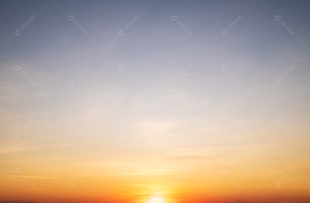 Lindas nuvens laranja gradiente e luz solar no céu azul perfeitas para o fundo, observe a noite