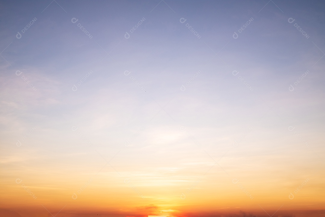 Lindas nuvens laranja gradiente e luz solar no céu azul perfeitas para o fundo, observe a noite