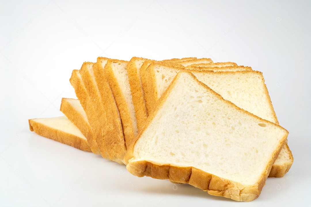 Pão de trigo torrado fresco fatiado isolado em fundo branco com traçado de recorte