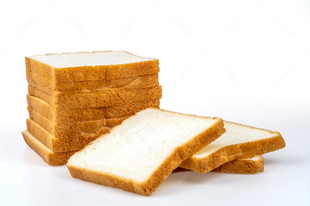 Pão de trigo torrado fresco fatiado isolado em fundo branco com traçado de recorte