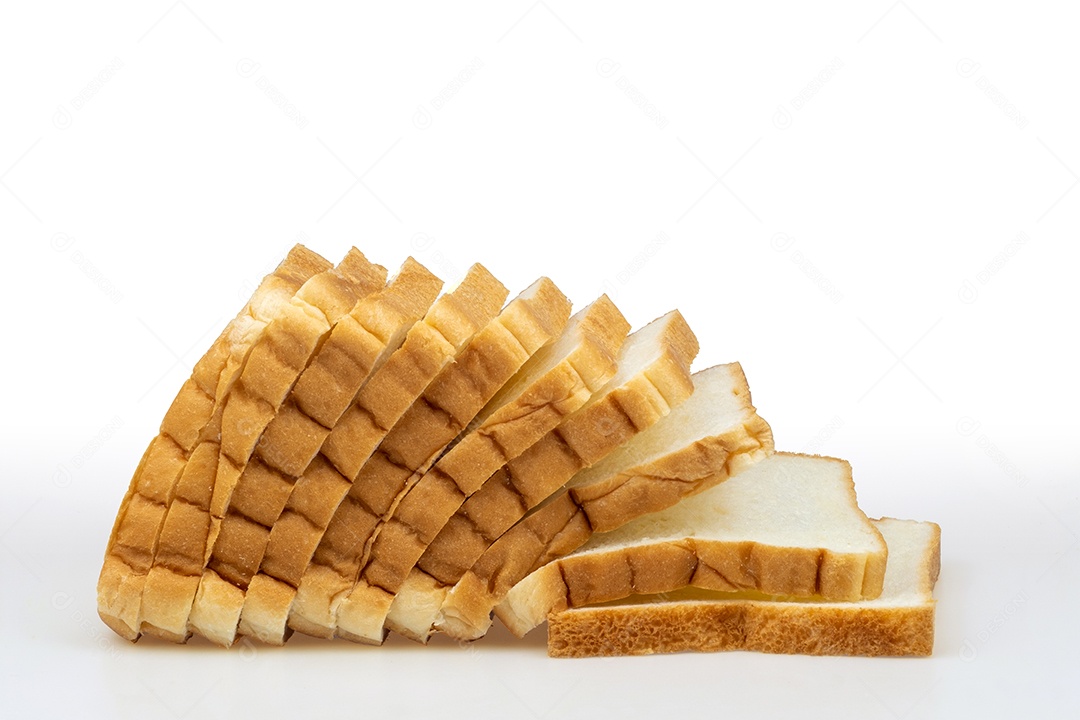 Pão de trigo torrado fresco fatiado isolado em fundo branco com traçado de recorte