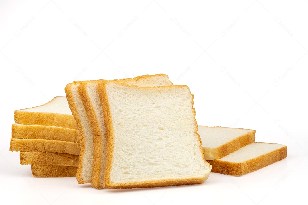 Pão de trigo torrado fresco fatiado isolado em fundo branco com traçado de recorte