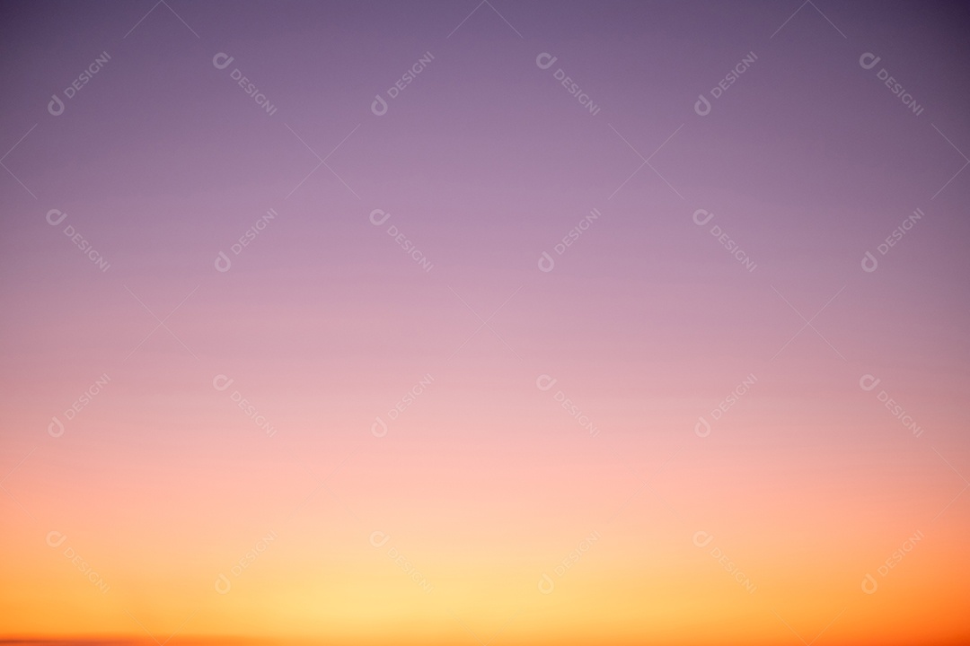 Lindas nuvens laranja gradiente e luz solar no céu azul perfeitas para o fundo, observe a noite