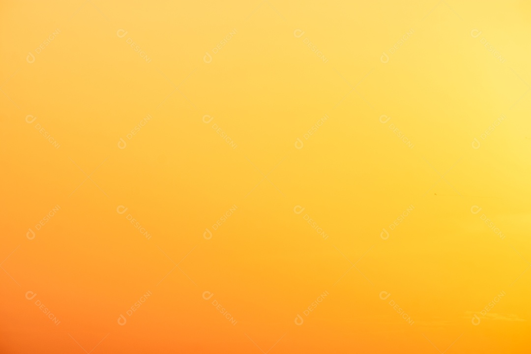 Lindas nuvens laranja gradiente e luz solar no céu azul perfeitas para o fundo, observe a noite