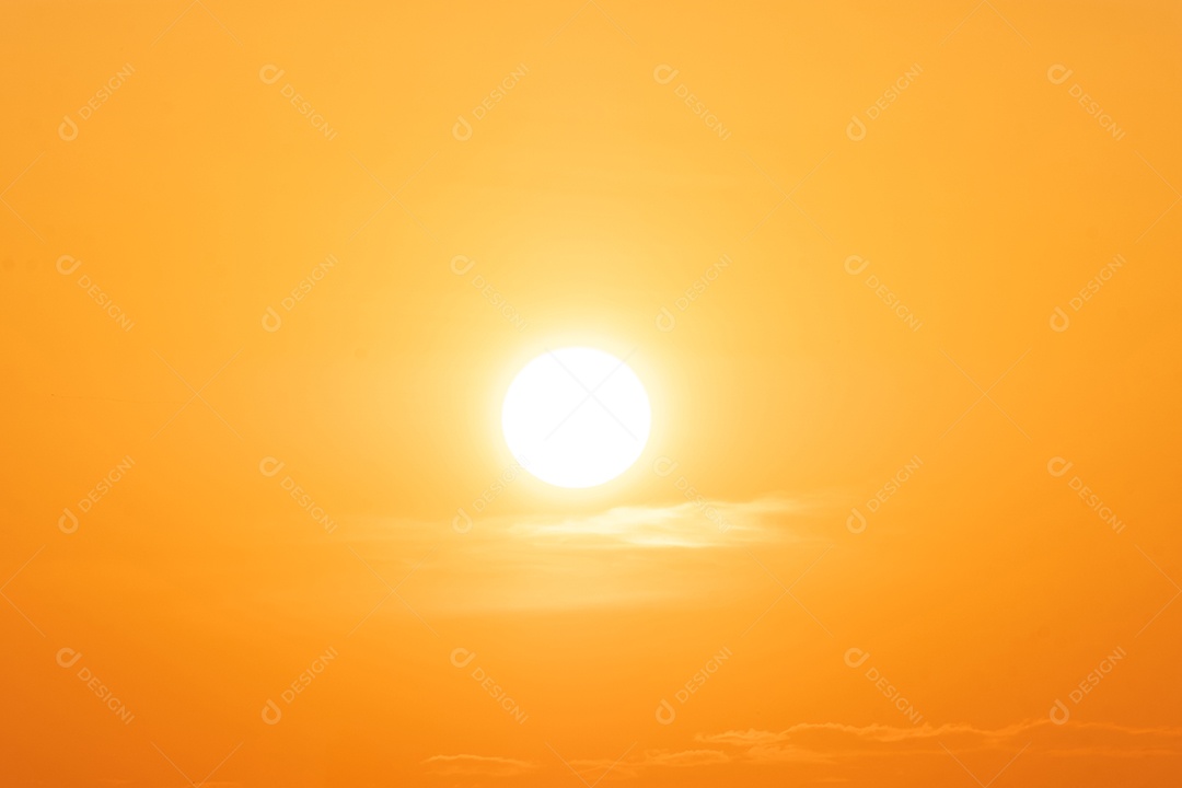 Lindas nuvens laranja gradiente e luz solar no céu azul perfeitas para o fundo, observe a noite