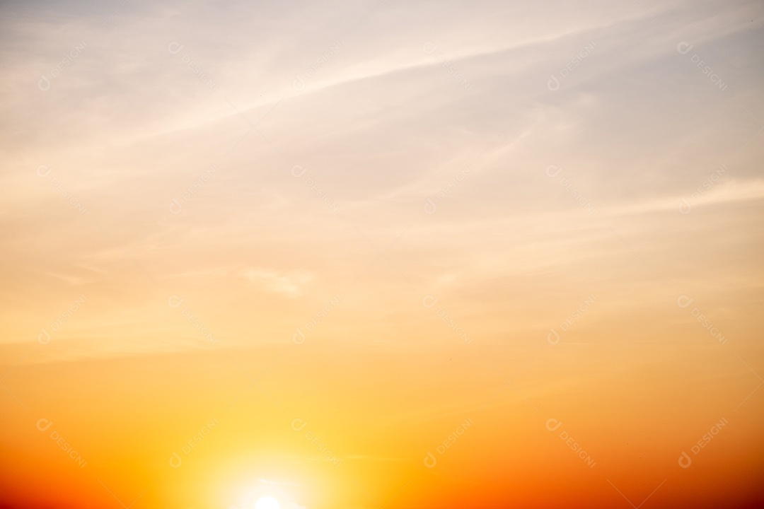 lindas nuvens laranja gradiente e luz solar no céu azul perfeitas para o fundo