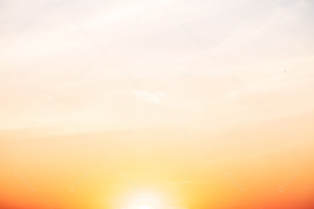 lindas nuvens laranja gradiente e luz solar no céu azul perfeitas para o fundo