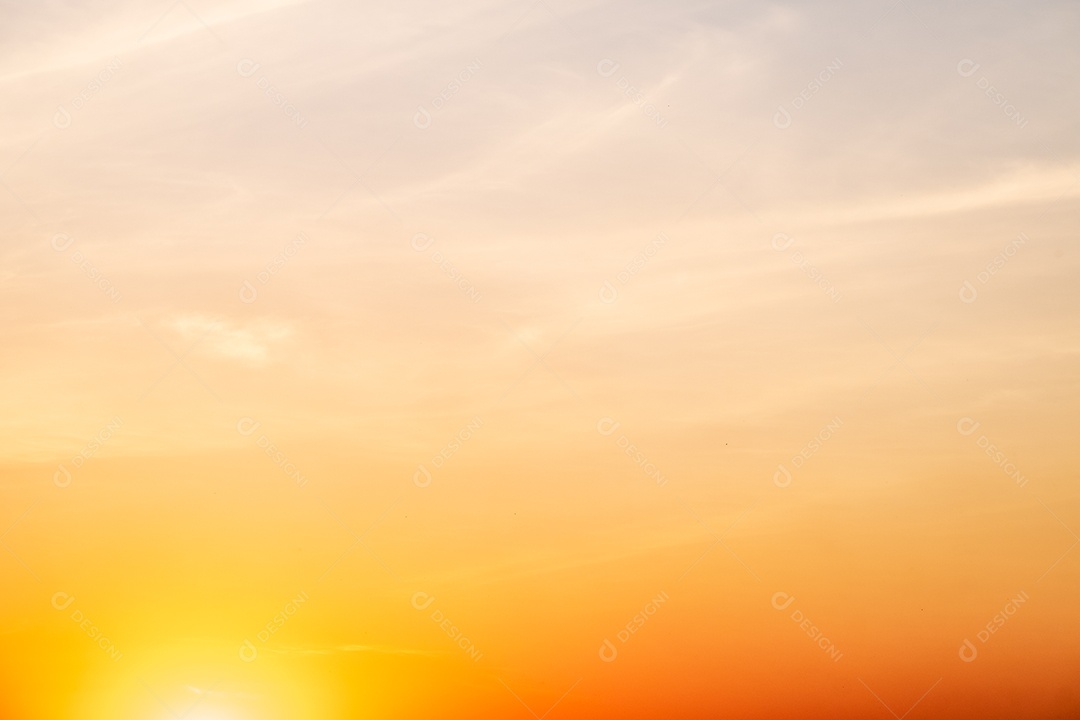 lindas nuvens laranja gradiente e luz solar no céu azul perfeitas para o fundo