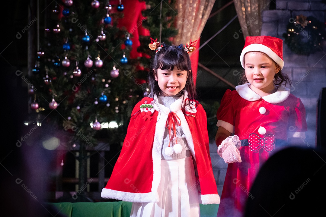 Linda garotinha na apresentação de natal
