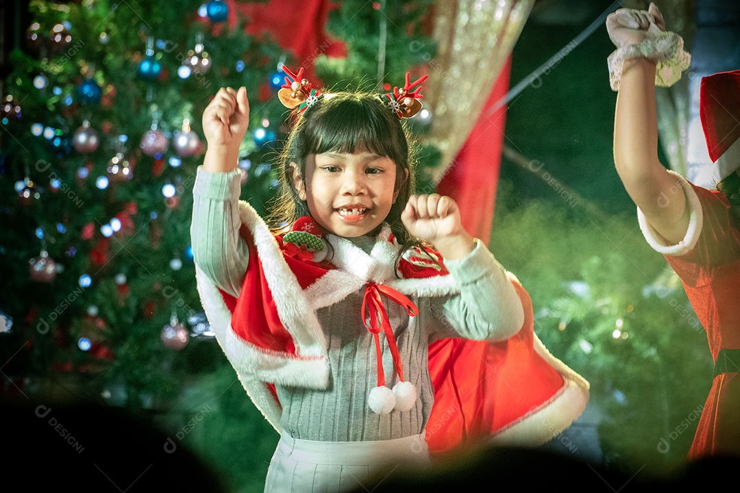 Linda garotinha na apresentação de natal