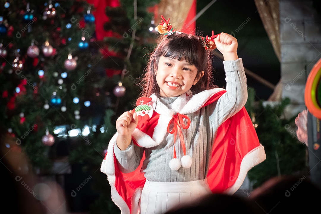 Linda garotinha na apresentação de natal
