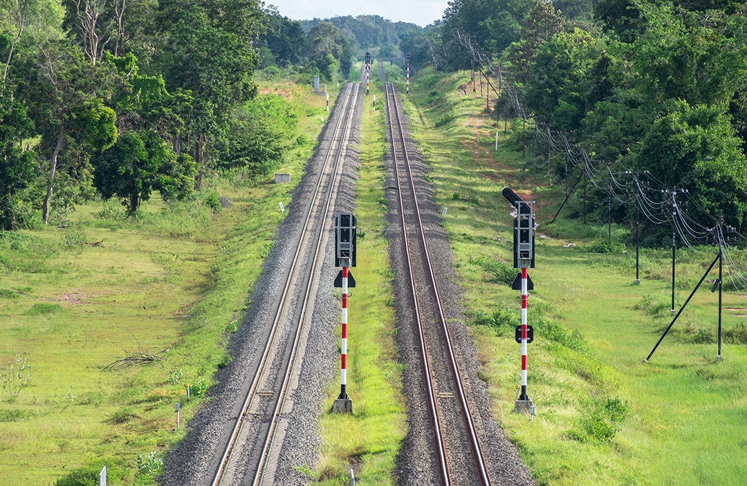Vista aérea de uma ferrovia