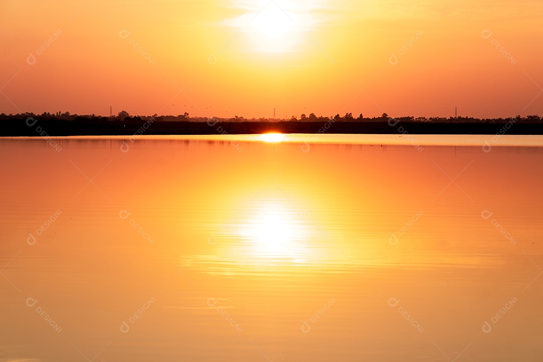 Lindo pôr do sol alaranjado