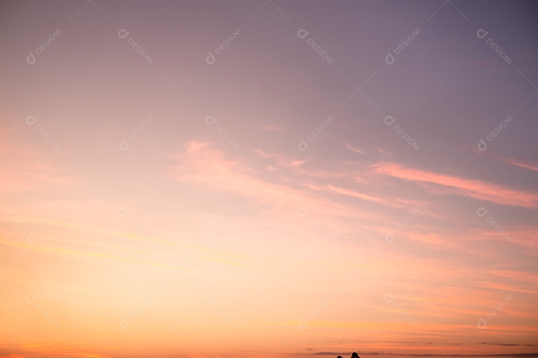 lindas e luxuosas nuvens de ouro laranja com gradiente suave e luz solar no céu azul perfeito para o fundo