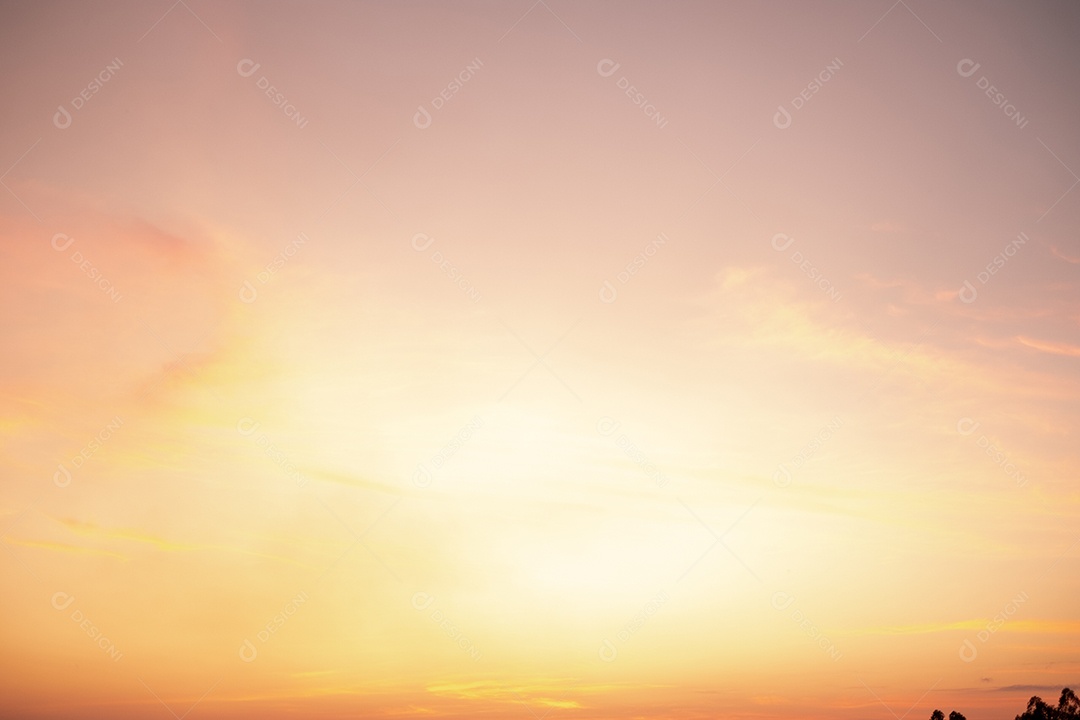 lindas e luxuosas nuvens de ouro laranja com gradiente suave e luz solar no céu azul perfeito para o fundo