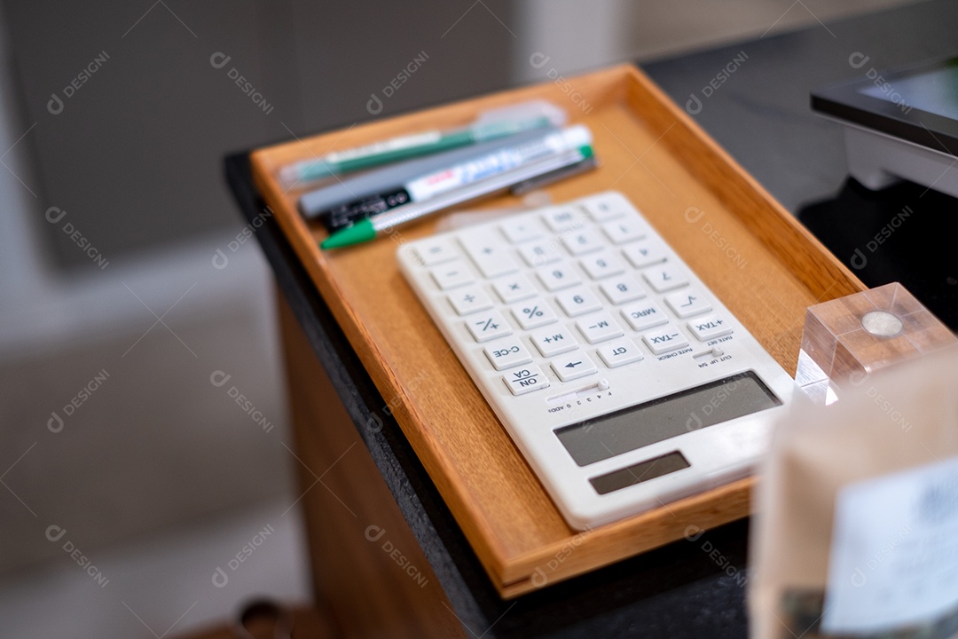 Calculadoras e canetas sobre mesa