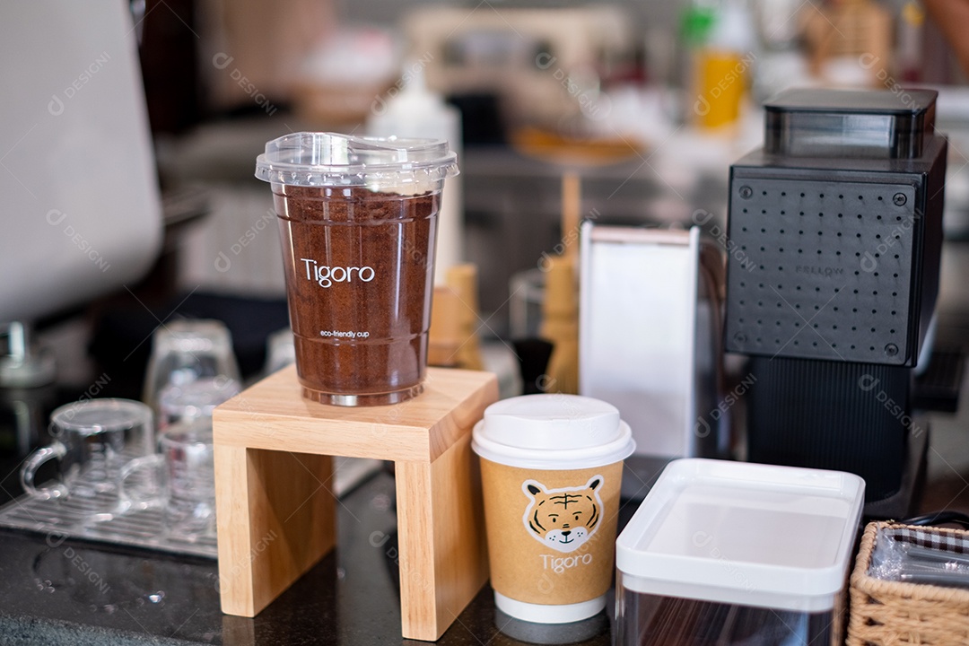 Copos de café na cafeteria