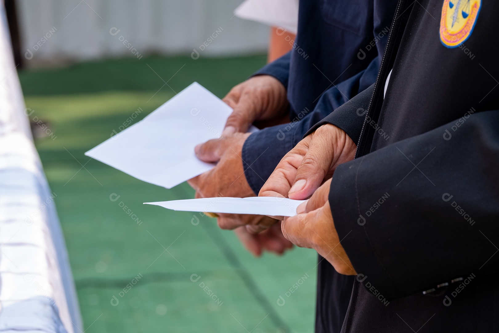 Delegado da policia com papeis na mão