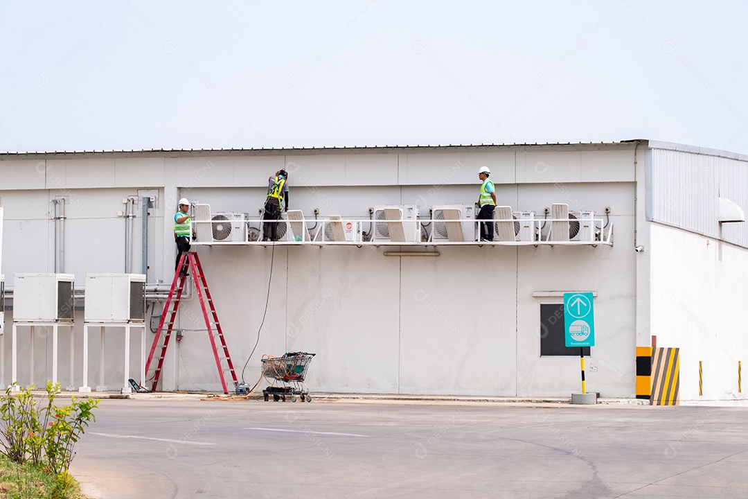 Homens eletricistas instalando ar condicionado