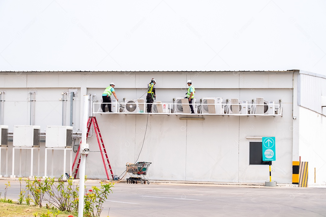 Homens eletricistas instalando ar condicionado