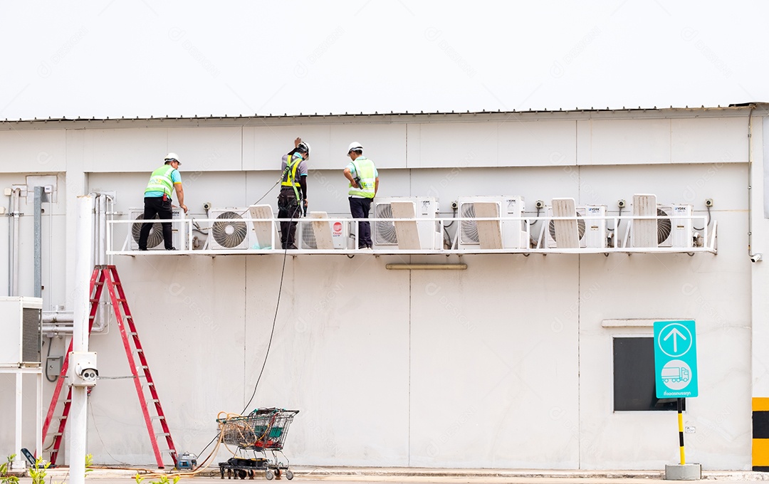 Homens eletricistas instalando ar condicionado