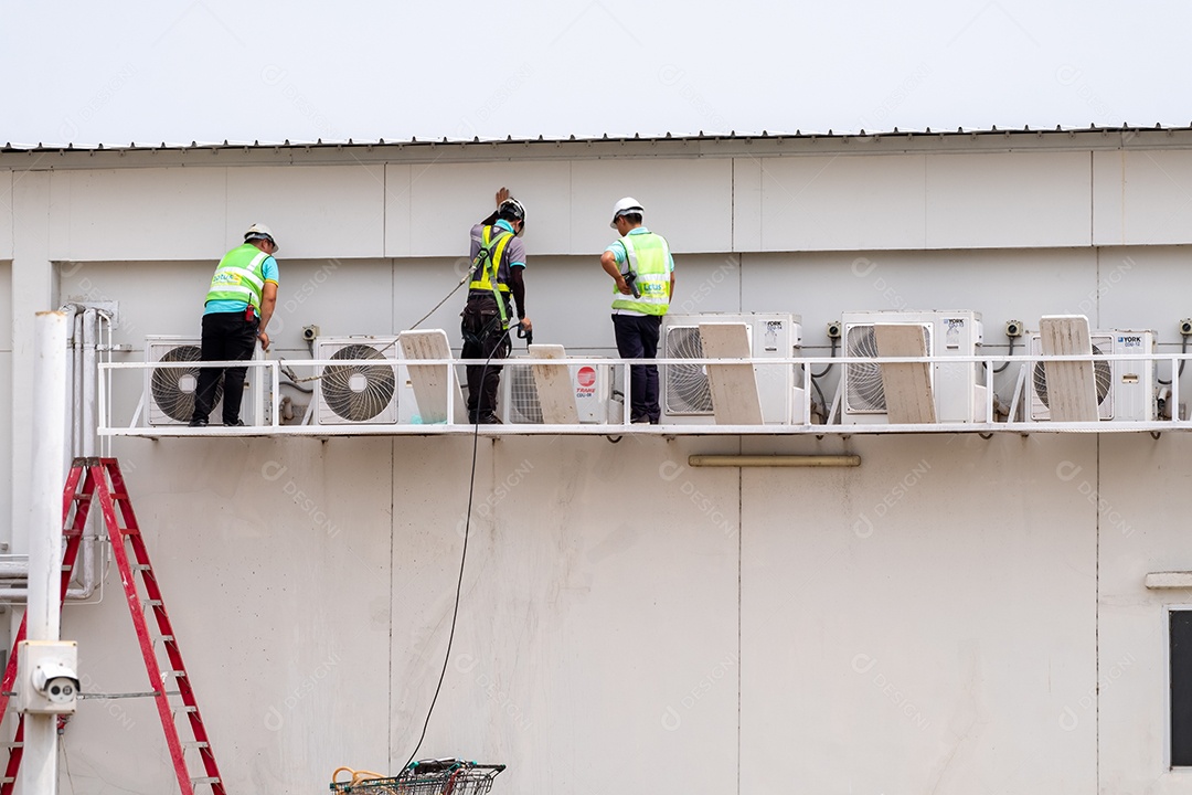 Homens eletricistas instalando ar condicionado