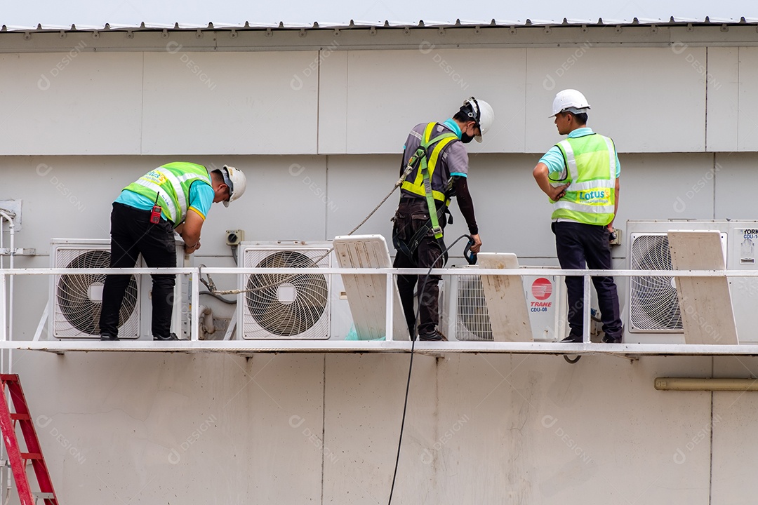Homens eletricistas instalando ar condicionado