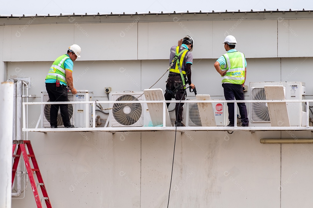 Um eletricista profissional está consertando um ar condicionado