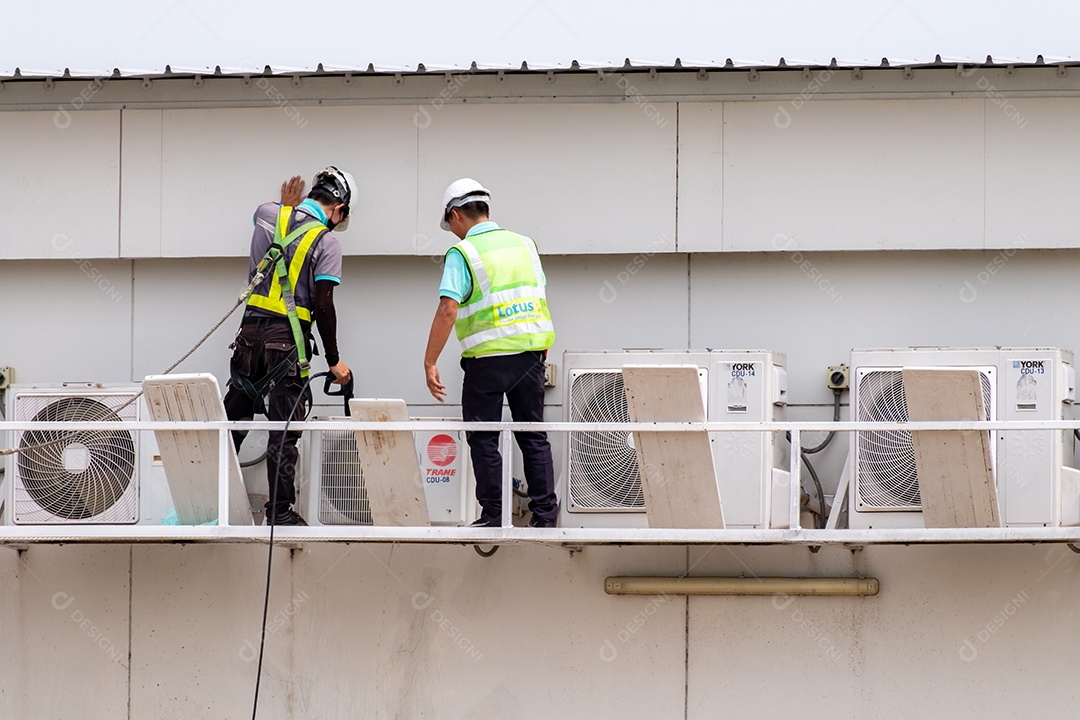 Um eletricista profissional está consertando um ar condicionado