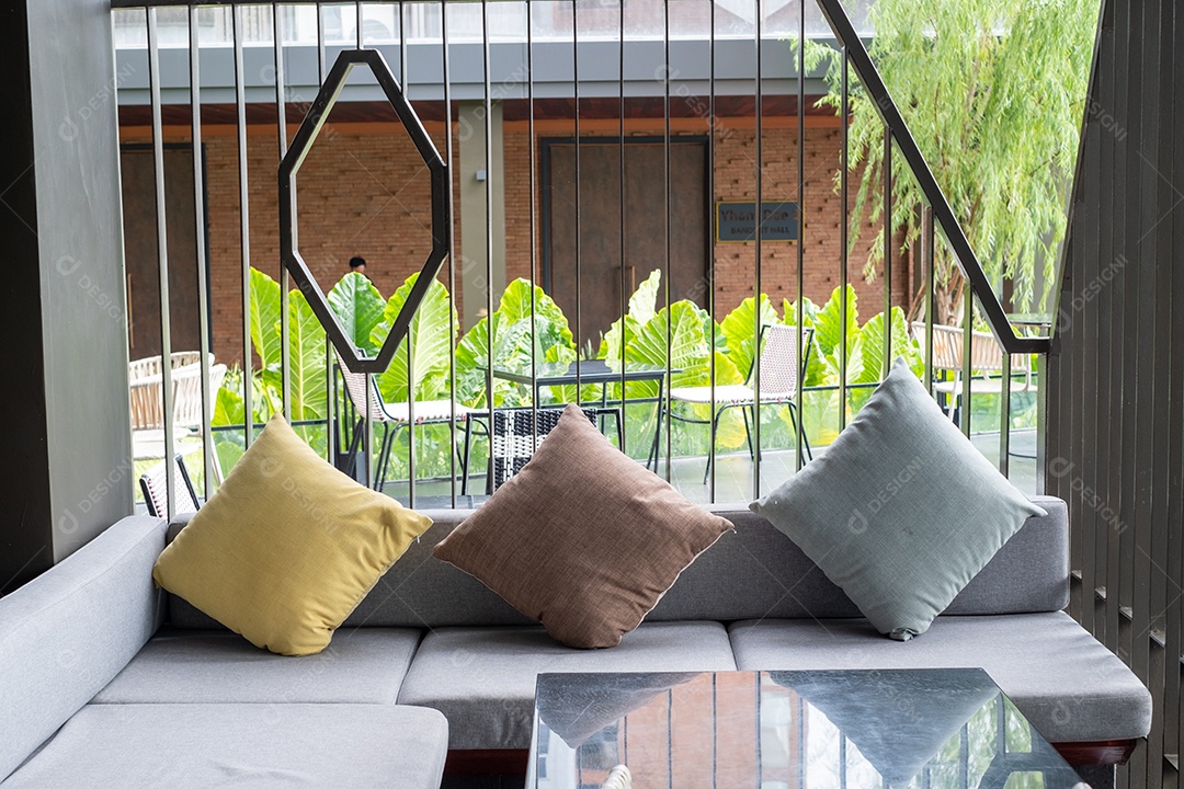 Sofá com almofadas decorativas